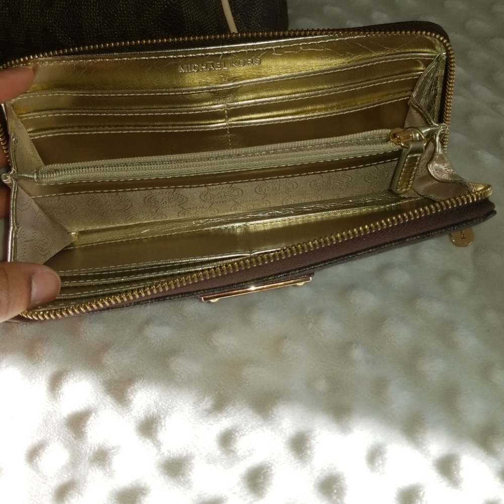 SOLD****Authentic Michael Kors Hand bag and Wallet - Picture 3 of 8